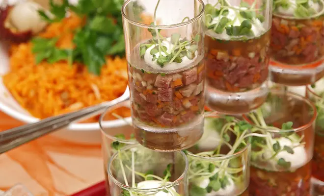 Ein Koch bereitet Speisen in einer mobilen Küche vor Ort zu